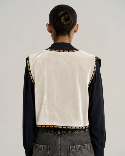 COLOUR-CHANGE-recolour-ONLY-the-garment-named-in-20260928-1718 copy.JPG