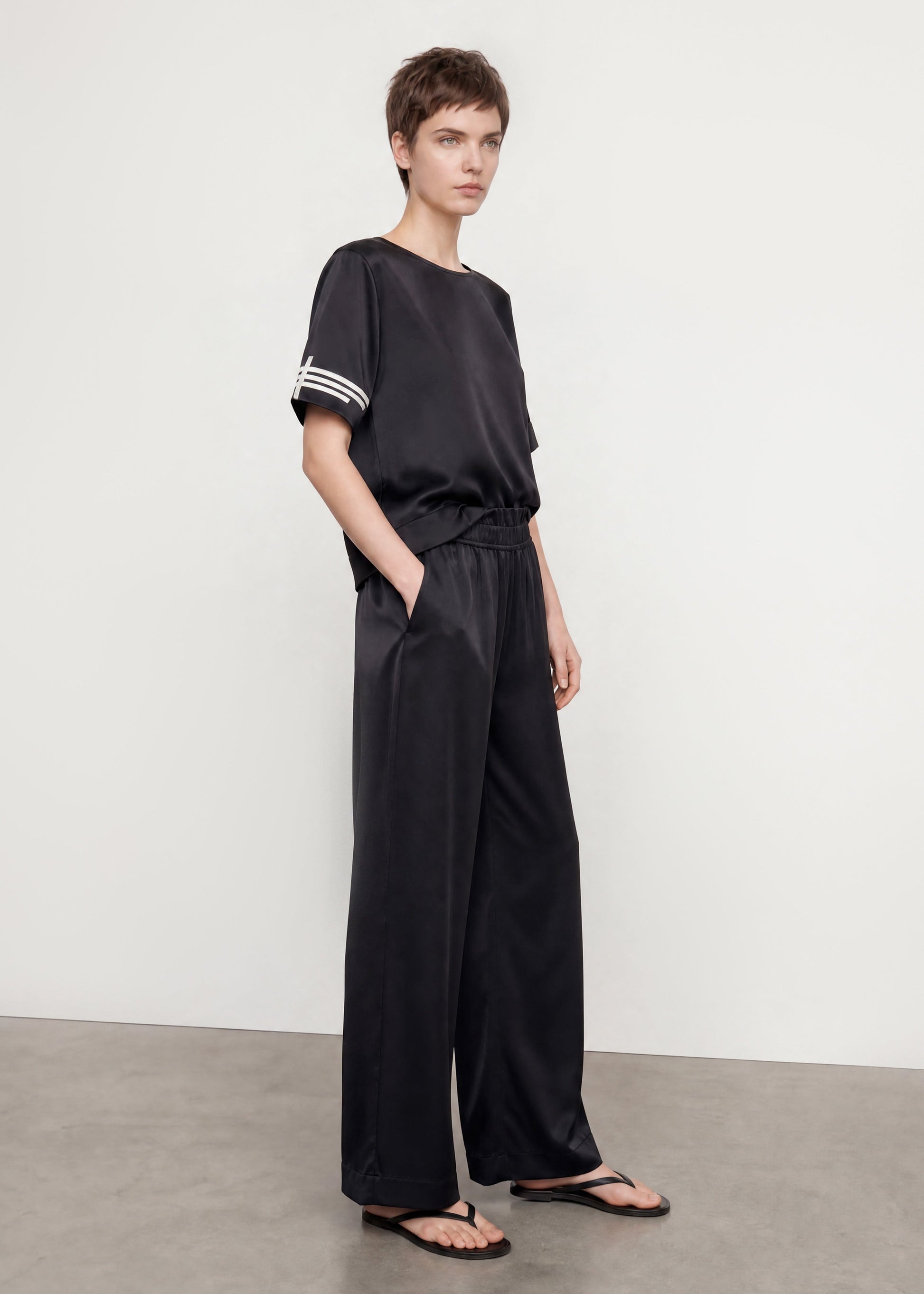 DCV CASHMERE-699 NERINA TOP-BLACK_05.jpg