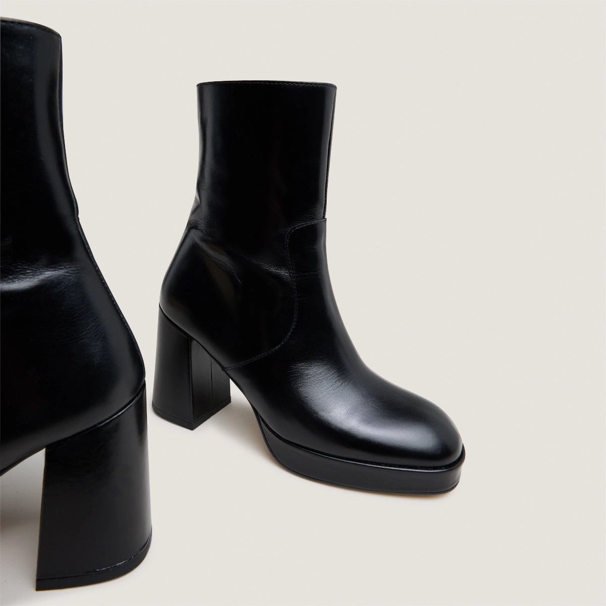JONAK-VESNA CUIR-NOIR_04.jpg