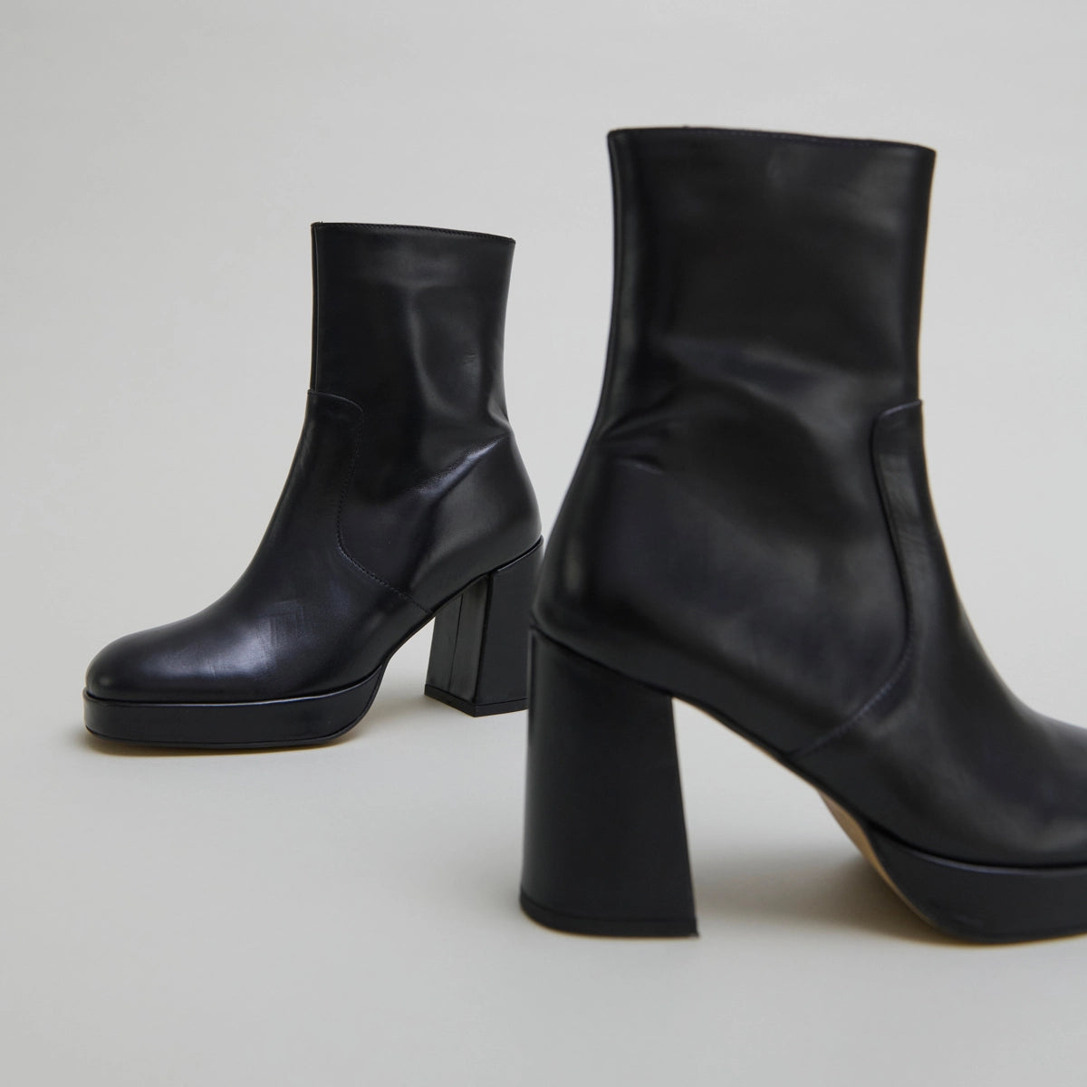 JONAK-VESNA CUIR-NOIR_05.jpg